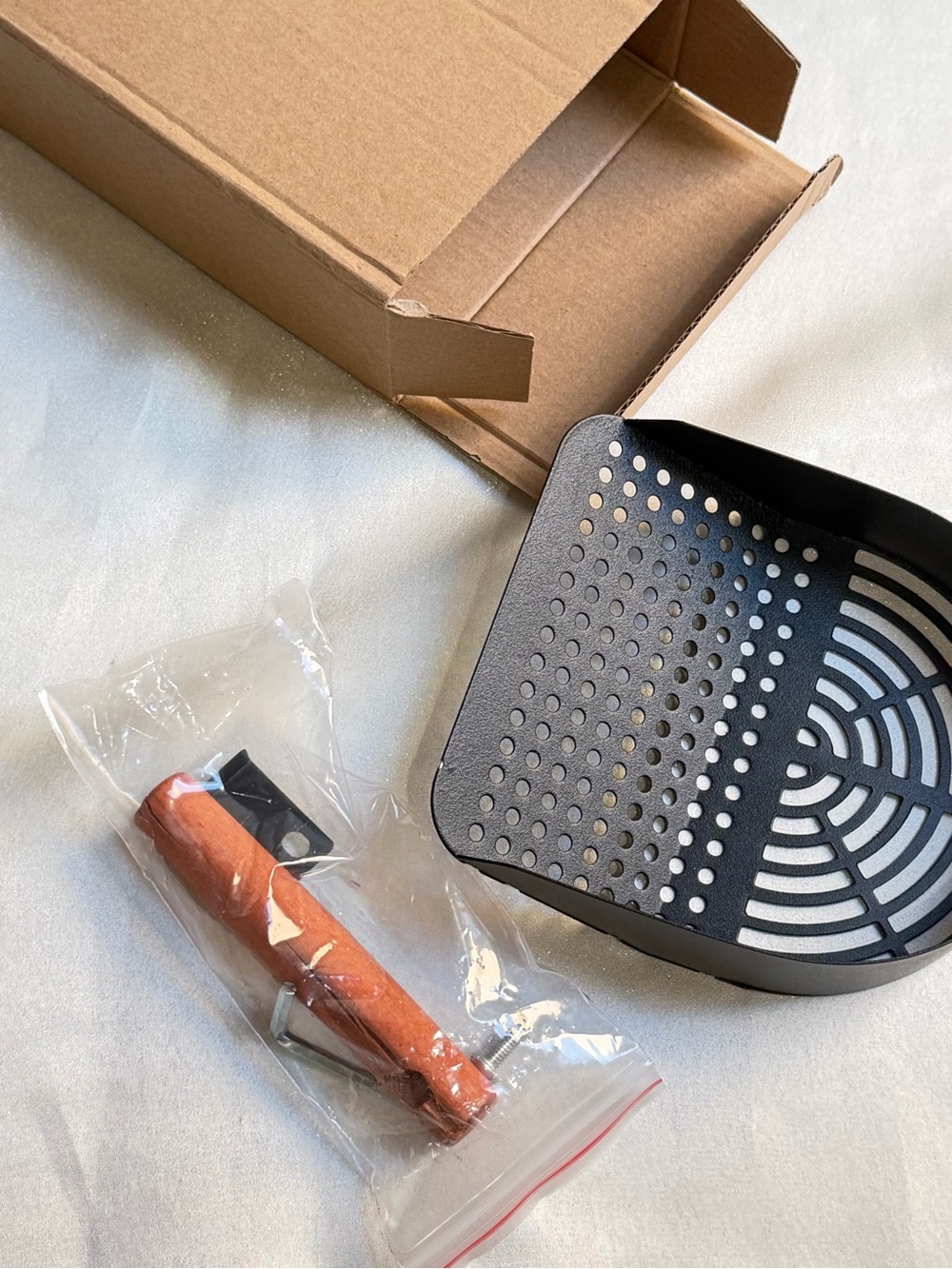 dual-mesh cat litter scoop designed